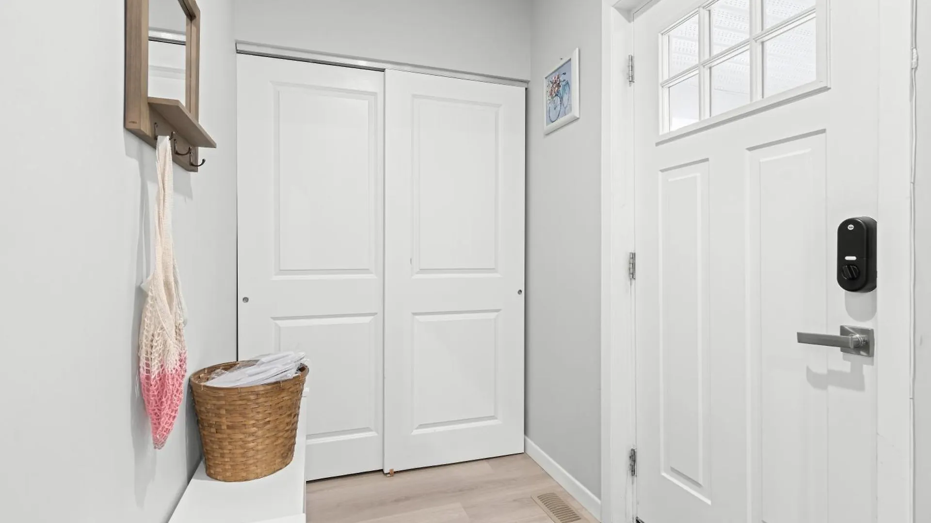 Close To Mall With Private Toilet, Free Wi-Fi And Parking Apartment Toronto 0*,  Canada