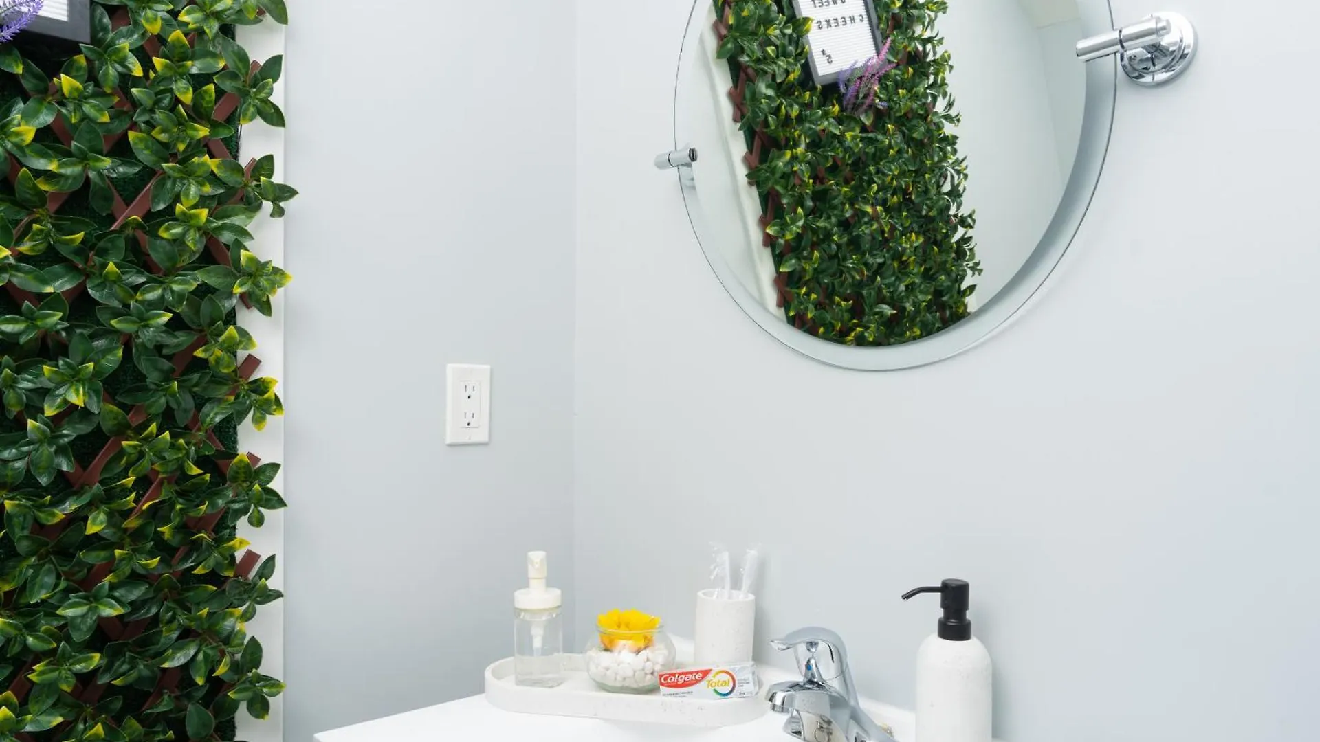 Close To Mall With Private Toilet, Free Wi-Fi And Parking Apartment Toronto