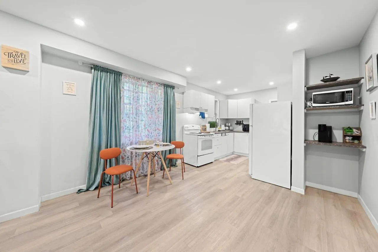 Homestay Close To Mall With Private Toilet, Free Wi-Fi And Parking Apartment Toronto