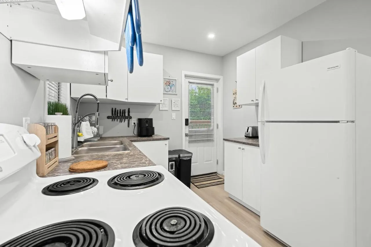 Close To Mall With Private Toilet, Free Wi-Fi And Parking Apartment Toronto