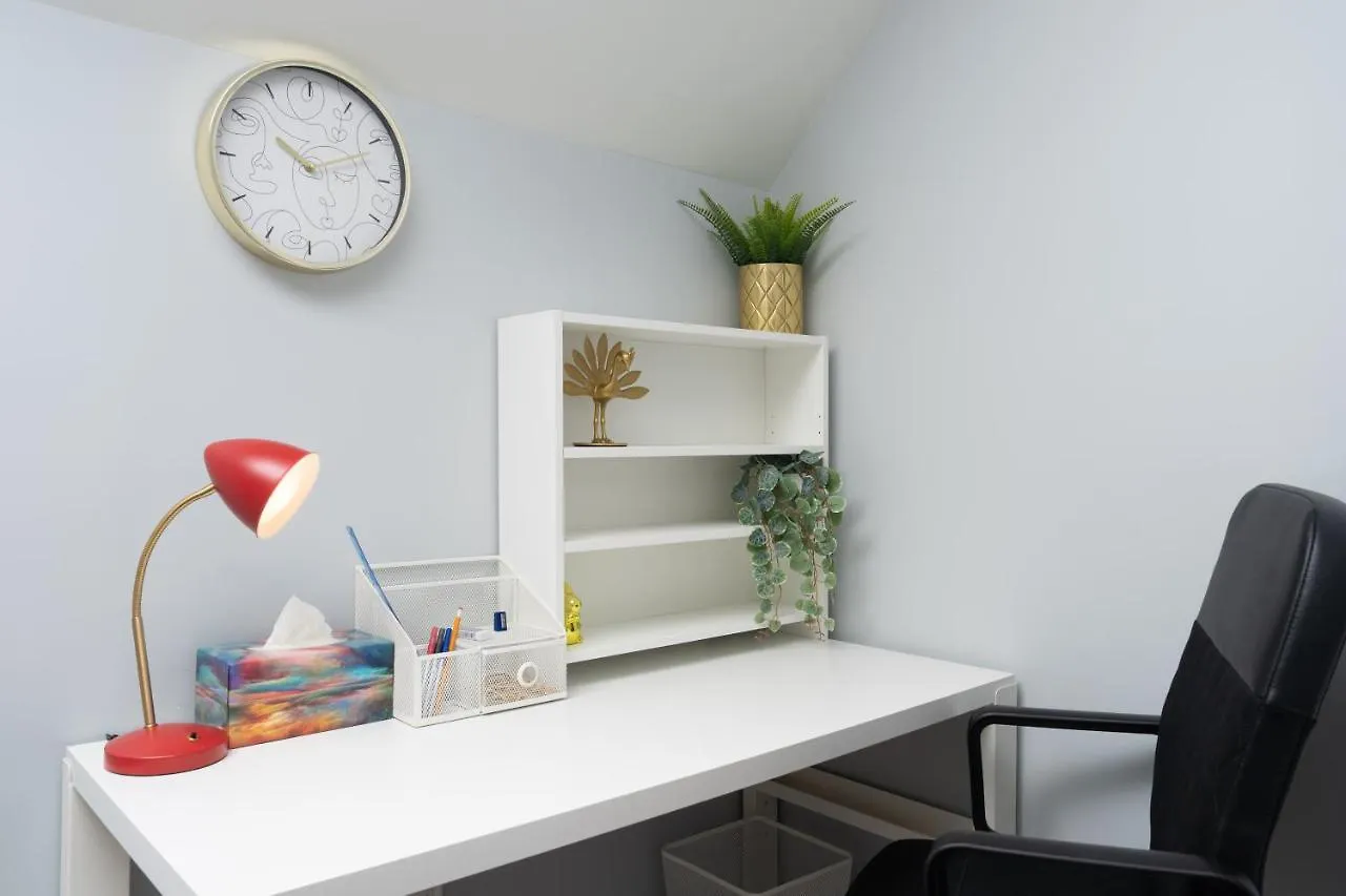Close To Mall With Private Toilet, Free Wi-Fi And Parking Apartment Toronto Canada