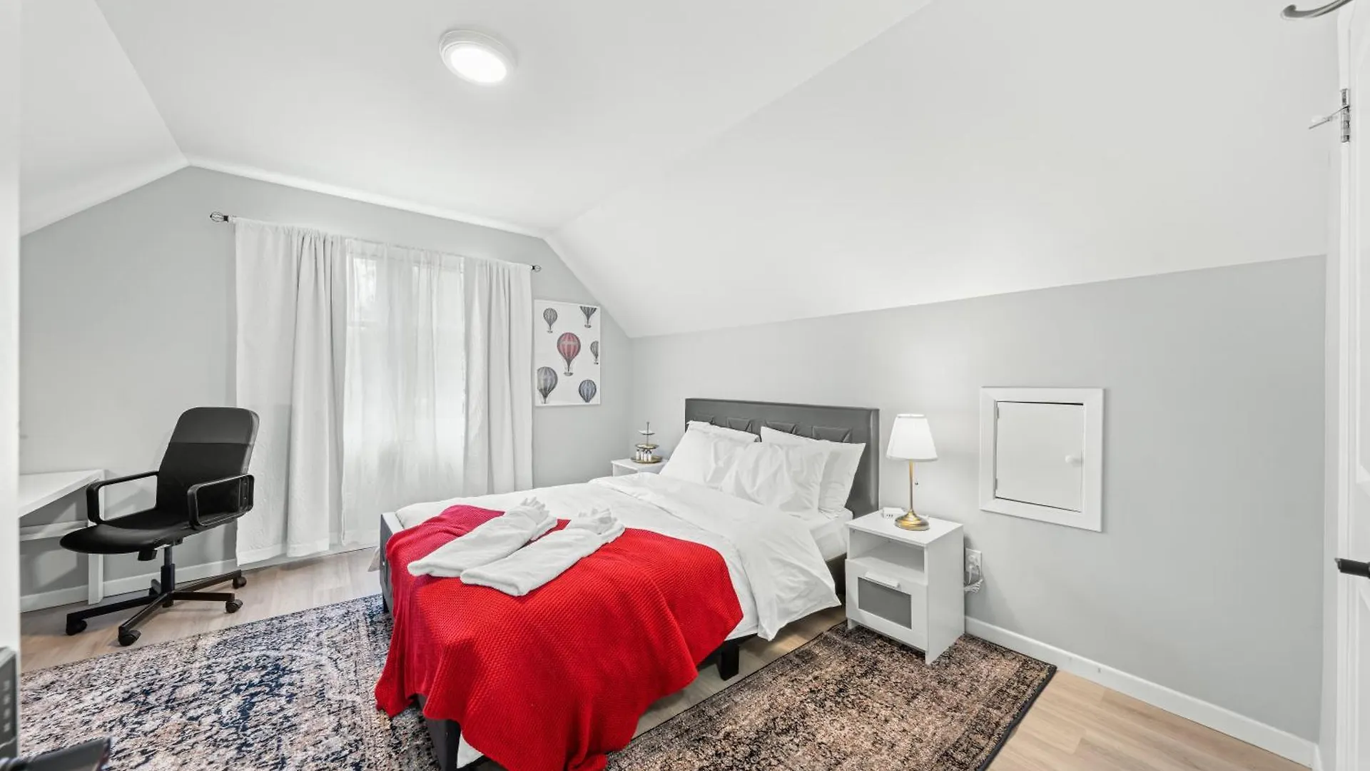 Close To Mall With Private Toilet, Free Wi-Fi And Parking Apartment Toronto Homestay