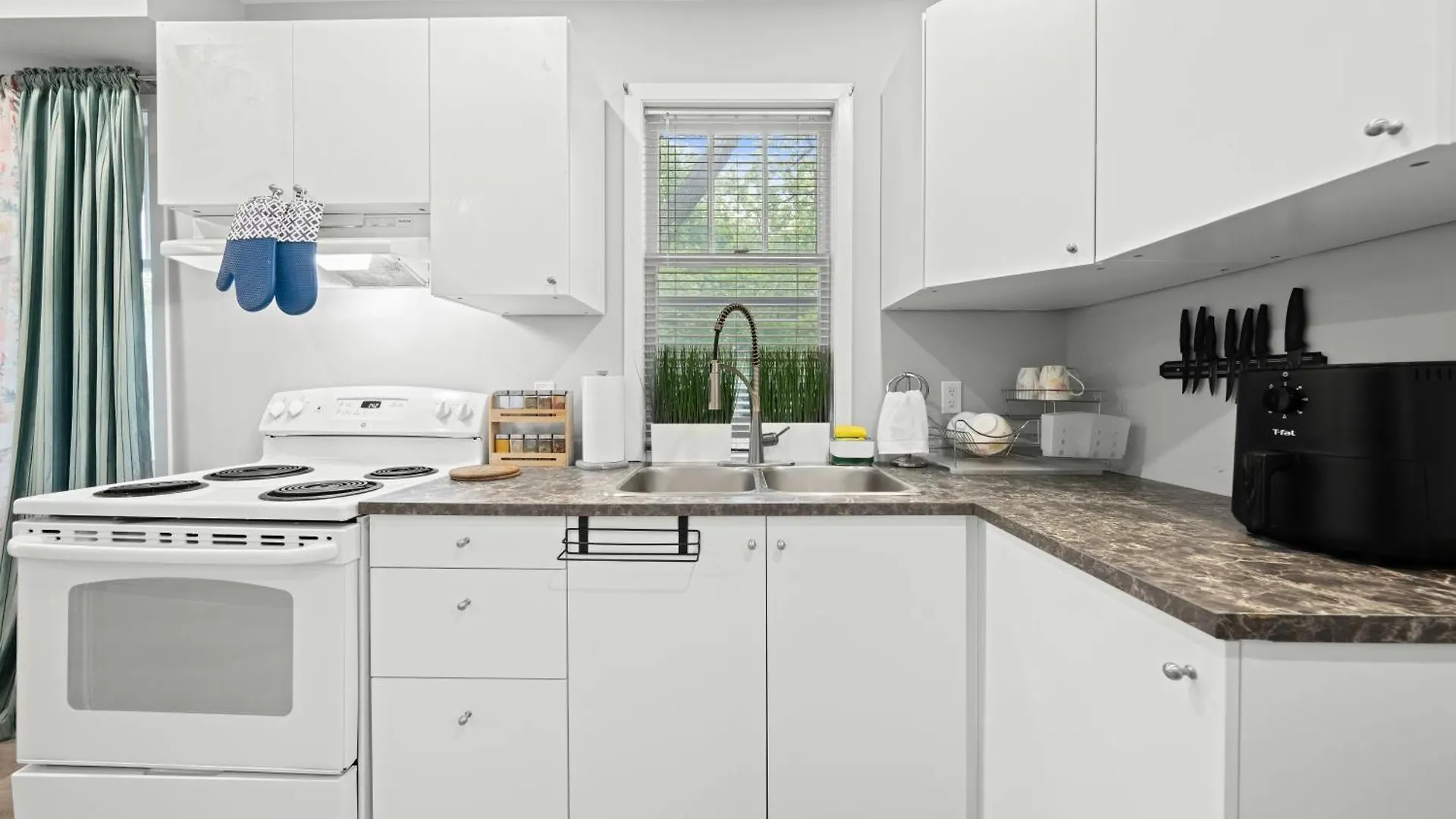 Close To Mall With Private Toilet, Free Wi-Fi And Parking Apartment Toronto 0*,  Canada