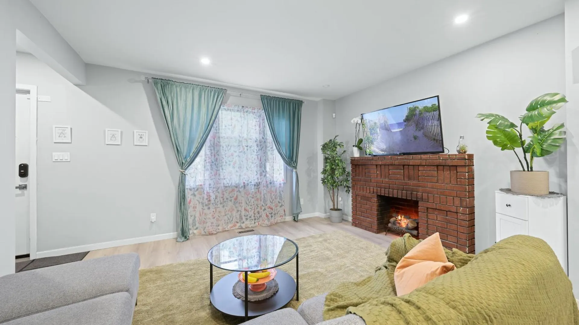 Close To Mall With Private Toilet, Free Wi-Fi And Parking Apartment Toronto Homestay