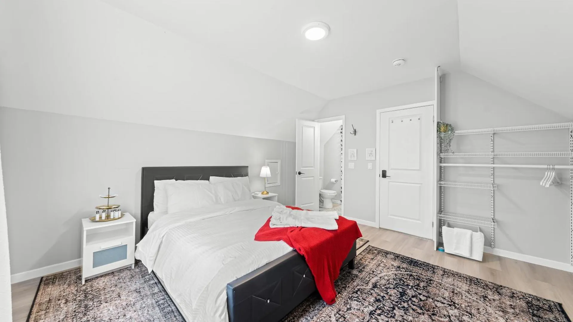 Close To Mall With Private Toilet, Free Wi-Fi And Parking Apartment Toronto