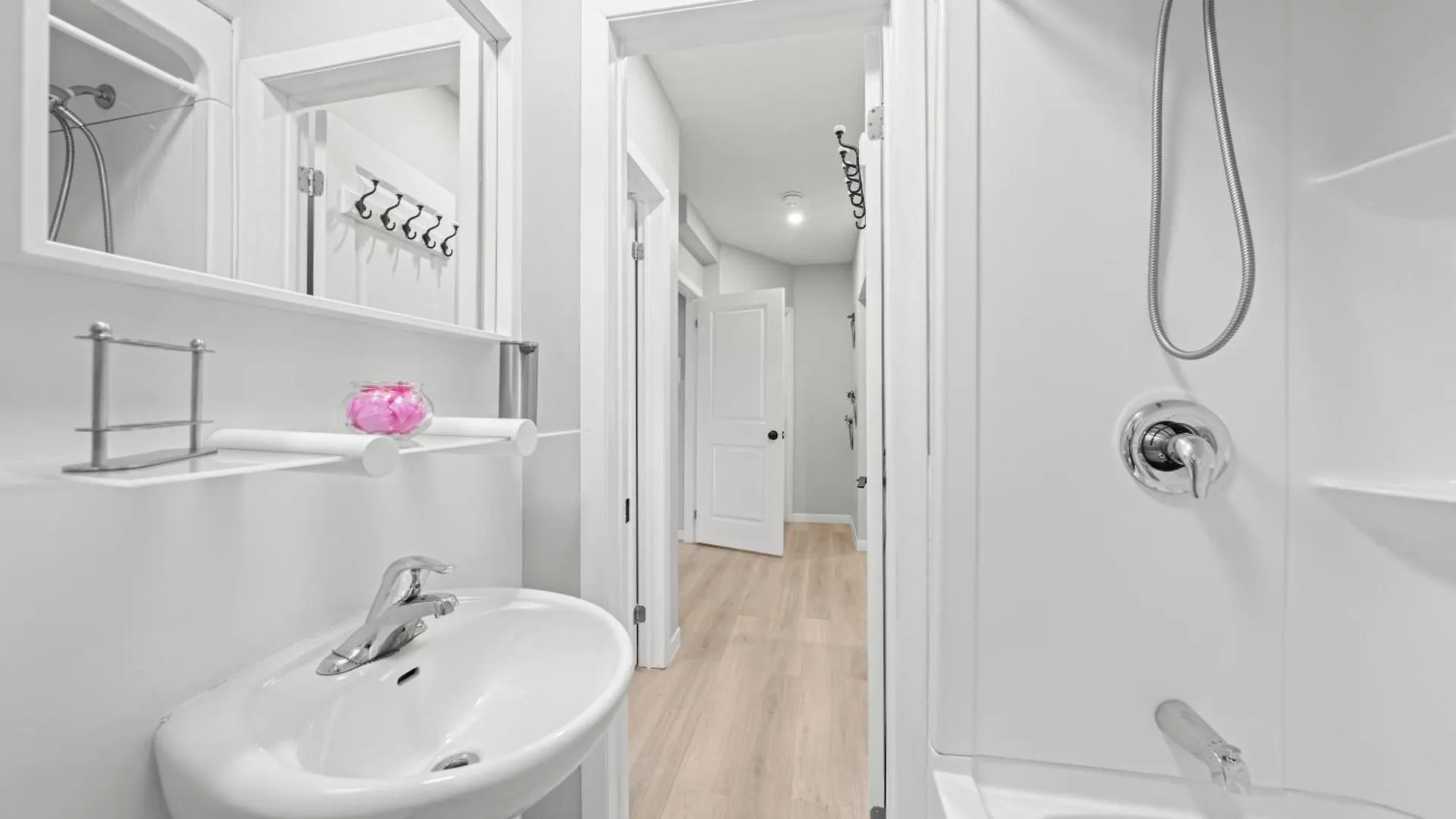 Close To Mall With Private Toilet, Free Wi-Fi And Parking Apartment Toronto Homestay